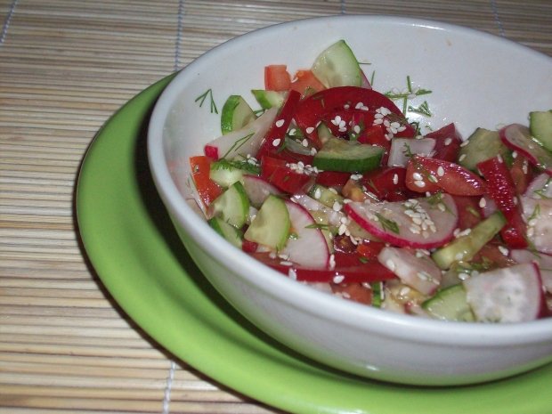 овощной салат с редиской и кунжутом